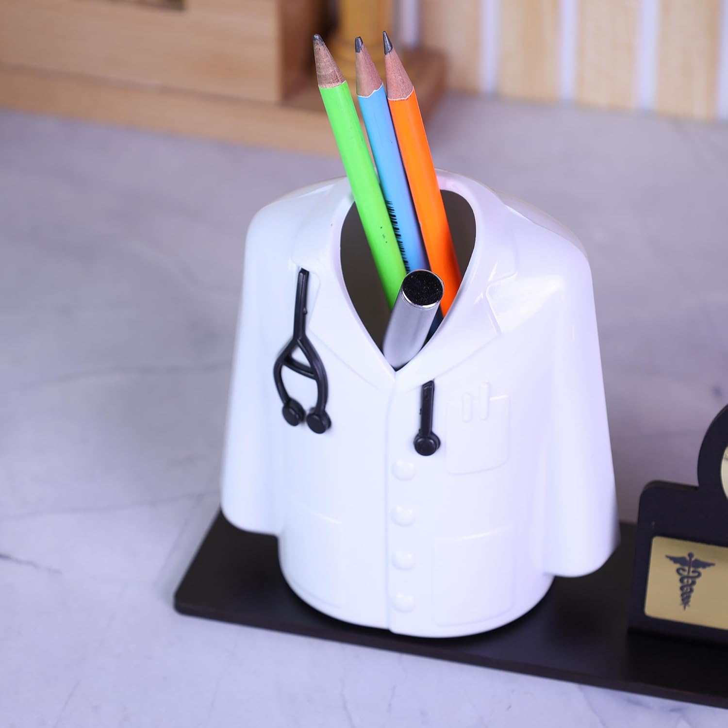 Apron design pencil stand for medical students and healthcare professionals – Zestpics

