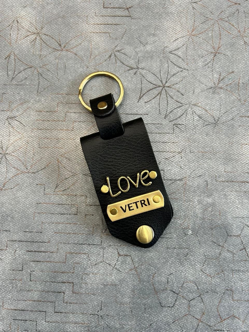 personalized leather keychain with name love design custom metal tag black keyring india | Zestpics